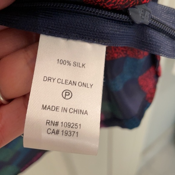 Geometric Patterned 💯 Silk top by Trovata - Picture 4 of 11